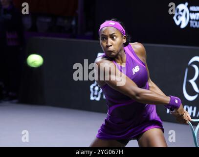 Riad, Saudi-Arabien. November 2024. Coco Gauff aus den Vereinigten Staaten trifft beim WTA Finals-Tennis-Turnier in Riad, Saudi-Arabien, am 5. November 2024 einen Rückschlag im Round robin-Spiel gegen IgA Swiatek aus Polen. Quelle: Luo Chen/Xinhua/Alamy Live News Stockfoto