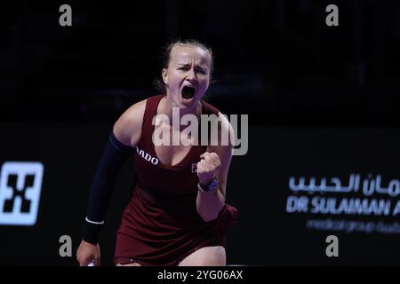 Riad, Saudi-Arabien. November 2024. Barbora Krejcikova aus der Tschechischen Republik feiert nach dem Sieg des Runden-robin-Spiels gegen Jessica Pegula aus den Vereinigten Staaten beim WTA-Finals-Tennisturnier in Riad, Saudi-Arabien, am 5. November 2024. Quelle: Luo Chen/Xinhua/Alamy Live News Stockfoto