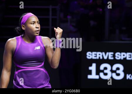 Riad, Saudi-Arabien. November 2024. Coco Gauff aus den Vereinigten Staaten reagierte während des Round robin Matches gegen IgA Swiatek aus Polen beim WTA Finals-Tennisturnier in Riad, Saudi-Arabien am 5. November 2024. Quelle: Luo Chen/Xinhua/Alamy Live News Stockfoto