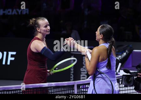 Riad, Saudi-Arabien. November 2024. Barbora Krejcikova (L) aus der Tschechischen Republik begrüßt Jessica Pegula aus den Vereinigten Staaten nach ihrem Round robin Match beim WTA Finals-Tennisturnier in Riad, Saudi-Arabien, 5. November 2024. Quelle: Luo Chen/Xinhua/Alamy Live News Stockfoto