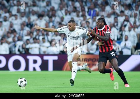Madrid, Spanien. November 2024. Kylian Mbappe (L) von Real Madrid streitet mit Rafael Leao vom AC Milan während des UEFA Champions League-Fußballspiels zwischen Real Madrid und AC Milan am 5. November 2024 im Santiago Bernabeu-Stadion in Madrid, Spanien. Gustavo Valiente/Xinhua/Alamy Live News Stockfoto