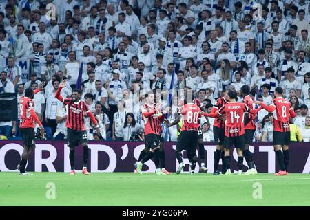 Madrid, Spanien. November 2024. Die Spieler des AC Mailand feiern ein Tor während des UEFA Champions League-Fußballspiels zwischen Real Madrid und AC Mailand im Santiago Bernabeu Stadion in Madrid, Spanien, am 5. November 2024. Gustavo Valiente/Xinhua/Alamy Live News Stockfoto