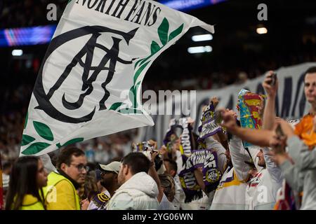 Madrid, Spanien. November 2024. Fans jubelten beim UEFA Champions League-Spiel zwischen Real Madrid und AC Milan am 5. November 2024 im Santiago Bernabeu Stadion in Madrid. Quelle: Album/Alamy Live News Stockfoto