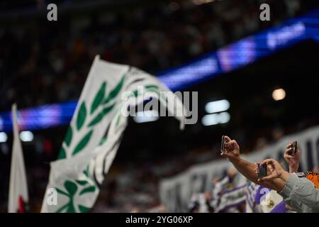 Madrid, Spanien. November 2024. Fans jubelten beim UEFA Champions League-Spiel zwischen Real Madrid und AC Milan am 5. November 2024 im Santiago Bernabeu Stadion in Madrid. Quelle: Album/Alamy Live News Stockfoto