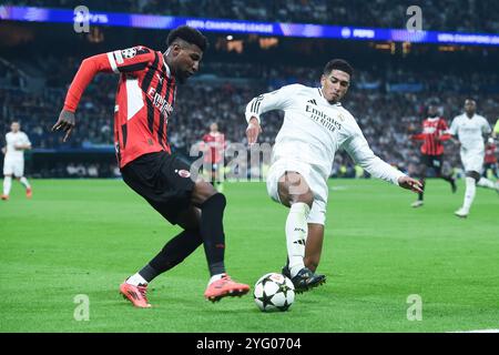 Madrid, Spanien. November 2024. Jude Bellingham (R) von Real Madrid streitet am 5. November 2024 im Santiago Bernabeu Stadion in Madrid mit Emerson Royal vom AC Milan im UEFA Champions League-Fußballspiel zwischen Real Madrid und AC Milan. Gustavo Valiente/Xinhua/Alamy Live News Stockfoto