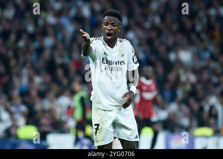 Madrid, Spanien. November 2024. Vinicius Junior von Real Madrid reagierte am 5. November 2024 im Santiago Bernabeu-Stadion in Madrid beim UEFA Champions League-Spiel zwischen Real Madrid und AC Milan. Gustavo Valiente/Xinhua/Alamy Live News Stockfoto