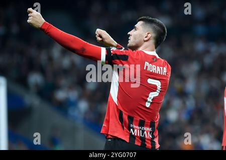Madrid, Spanien. November 2024. Alvaro Morata vom AC Mailand feiert ein Tor beim UEFA Champions League-Spiel zwischen Real Madrid und AC Mailand im Santiago Bernabeu-Stadion in Madrid, Spanien, am 5. November 2024. Gustavo Valiente/Xinhua/Alamy Live News Stockfoto