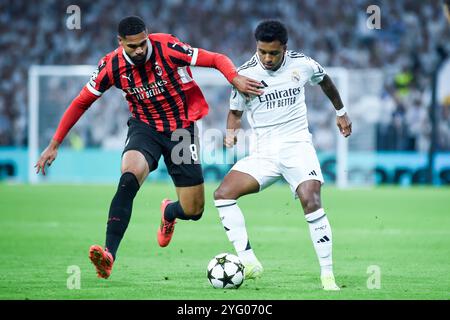 Madrid, Spanien. November 2024. Rodrygo (R) von Real Madrid streitet mit Ruben Loftus-cheek vom AC Milan während des UEFA Champions League-Fußballspiels zwischen Real Madrid und AC Milan am 5. November 2024 im Santiago Bernabeu-Stadion in Madrid, Spanien. Gustavo Valiente/Xinhua/Alamy Live News Stockfoto