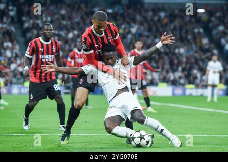 Madrid, Spanien. November 2024. Vinicius Junior (Front) von Real Madrid streitet am 5. November 2024 im Santiago Bernabeu Stadion in Madrid mit Malick Thiaw vom AC Milan im UEFA Champions League-Spiel zwischen Real Madrid und AC Milan. Gustavo Valiente/Xinhua/Alamy Live News Stockfoto