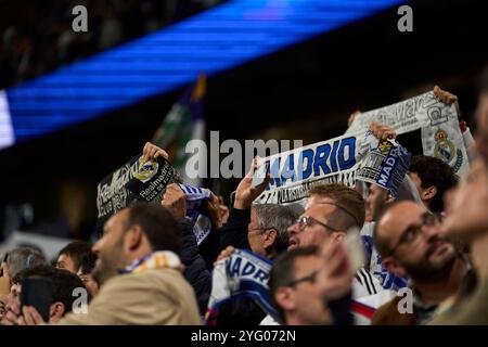 Madrid, Spanien. November 2024. Fans jubelten beim UEFA Champions League-Spiel zwischen Real Madrid und AC Milan am 5. November 2024 im Santiago Bernabeu Stadion in Madrid. Quelle: Album/Alamy Live News Stockfoto