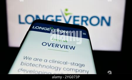 Deutschland. Juli 2024. In dieser Abbildung ist ein Mobiltelefon mit der Website des US-amerikanischen Biotechnologie-Unternehmens Longeveron Inc. Vor dem Geschäftslogo zu sehen. Quelle: SOPA Images Limited/Alamy Live News Stockfoto