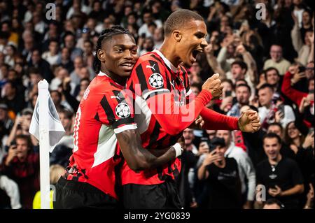 Madrid, Spanien, Spanien. November 2024. Malick THIAW vom AC Milan feiert sein Tor mit Rafael LEAO vom AC Milan während des Spiels der UEFA Champions League, League Phase MD4 zwischen Real Madrid CF und AC Milan am 5. November 2024 im Santiago Bernabeu Stadion in Madrid. (Kreditbild: © Matthieu Mirville/ZUMA Press Wire) NUR REDAKTIONELLE VERWENDUNG! Nicht für kommerzielle ZWECKE! Stockfoto