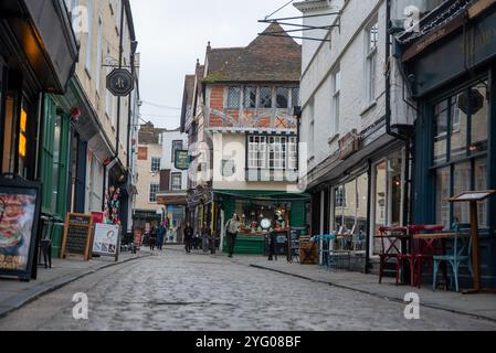 Canterbury, Großbritannien. November 2024. Die Leute laufen auf der Straße der Altstadt von Canterbury. Canterbury ist nicht nur die einzige Stadt in Kent, England, sondern auch die älteste und berühmteste Stadt. Der Ort der Stadt ist seit der paläolithischen Zeit besetzt. Er liegt am Fluss Stour. Die Bevölkerung von Canterbury beträgt 157550 Einwohner (Stand: 2022). Quelle: SOPA Images Limited/Alamy Live News Stockfoto