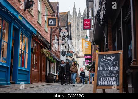 Canterbury, Großbritannien. November 2024. Die Leute laufen auf der Straße in der Nähe der Kathedrale von Canterbury. Canterbury ist nicht nur die einzige Stadt in Kent, England, sondern auch die älteste und berühmteste Stadt. Der Ort der Stadt ist seit der paläolithischen Zeit besetzt. Er liegt am Fluss Stour. Die Bevölkerung von Canterbury beträgt 157550 Einwohner (Stand: 2022). Quelle: SOPA Images Limited/Alamy Live News Stockfoto