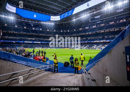 Madrid, Madrid, Spanien. November 2024. Ein Überblick über das Stadion vor dem Spiel der UEFA Champions League 2024/25 Phase MD4 zwischen Real Madrid C.F. und AC Milan am 5. November 2024 im Estadio Santiago Bernabeu in Madrid. (Kreditbild: © Alberto Gardin/ZUMA Press Wire) NUR REDAKTIONELLE VERWENDUNG! Nicht für kommerzielle ZWECKE! Stockfoto