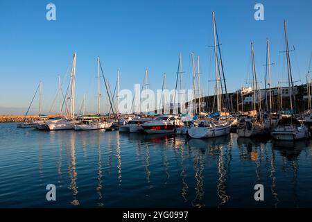 Vertäute Boote spiegeln sich am frühen Morgen in der Bucht von Mykonos, Kap Westküste, Südafrika. Stockfoto