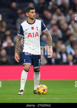 London, Großbritannien. November 2024. London, England - 3. November: Tottenham Hotspur's Cristian Romero während des Spiels der Premier League 2024/25 League zwischen Tottenham Hotspur FC und Aston Villa FC im Tottenham Hotspur Stadium am 3. November 2024 in London. (Foto: David Horton/SPP) (David Horton/SPP) Credit: SPP Sport Press Photo. /Alamy Live News Stockfoto