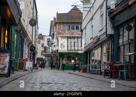 Canterbury, Großbritannien. November 2024. Die Leute laufen auf der Straße der Altstadt von Canterbury. Canterbury ist nicht nur die einzige Stadt in Kent, England, sondern auch die älteste und berühmteste Stadt. Der Ort der Stadt ist seit der paläolithischen Zeit besetzt. Er liegt am Fluss Stour. Die Bevölkerung von Canterbury beträgt 157550 Einwohner (Stand: 2022). (Foto: Krisztian Elek/SOPA Images/SIPA USA) Credit: SIPA USA/Alamy Live News Stockfoto