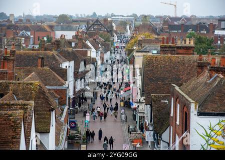 Canterbury, Großbritannien. November 2024. Blick auf die High Street von den Westgate Towers in Canterbury. Canterbury ist nicht nur die einzige Stadt in Kent, England, sondern auch die älteste und berühmteste Stadt. Der Ort der Stadt ist seit der paläolithischen Zeit besetzt. Er liegt am Fluss Stour. Die Bevölkerung von Canterbury beträgt 157550 Einwohner (Stand: 2022). (Foto: Krisztian Elek/SOPA Images/SIPA USA) Credit: SIPA USA/Alamy Live News Stockfoto