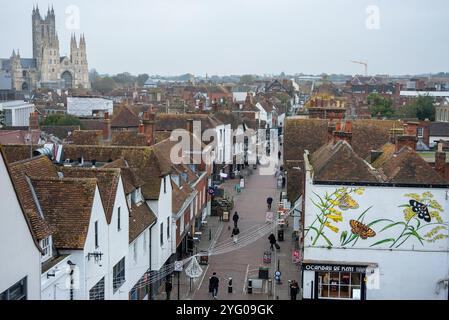 Canterbury, Großbritannien. November 2024. Blick auf die High Street und die Kathedrale von den Westgate Towers in Canterbury. Canterbury ist nicht nur die einzige Stadt in Kent, England, sondern auch die älteste und berühmteste Stadt. Der Ort der Stadt ist seit der paläolithischen Zeit besetzt. Er liegt am Fluss Stour. Die Bevölkerung von Canterbury beträgt 157550 Einwohner (Stand: 2022). (Foto: Krisztian Elek/SOPA Images/SIPA USA) Credit: SIPA USA/Alamy Live News Stockfoto