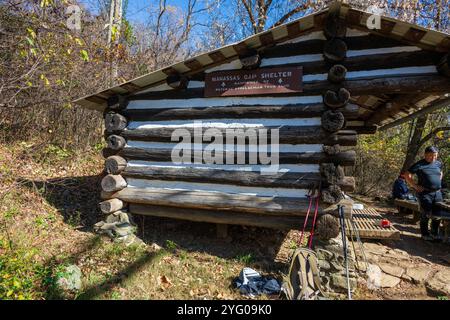 Manassass Gap Shelter auf dem Appalachian National Scenic Trail im Herbst Stockfoto