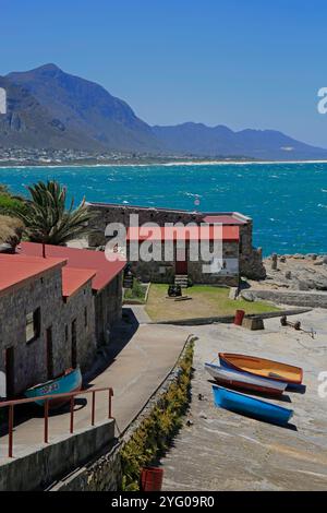 Altes Hafenmuseum mit Fischerbooten und Fynbos in Hermanus, Westkap in Südafrika. Stockfoto