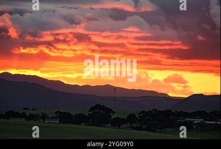 Sonnenuntergang über den Hottentots-Holland-Bergen und den Feldern der Landwirtschaft im Overberg, Westkap. Stockfoto