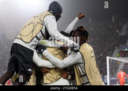 Bologna, Italien. November 2024. Monaco-Spieler feiern, nachdem Thilo Kehrer vom AS Monaco FC (nicht im Bild) beim Champions-League-Fußballspiel zwischen Bologna FC und AS Monaco FC im Renato Dall'Ara-Stadion in Bologna (Italien) am 5. November 2024 das Siegtor von 0-1 erzielte. Quelle: Insidefoto di andrea staccioli/Alamy Live News Stockfoto