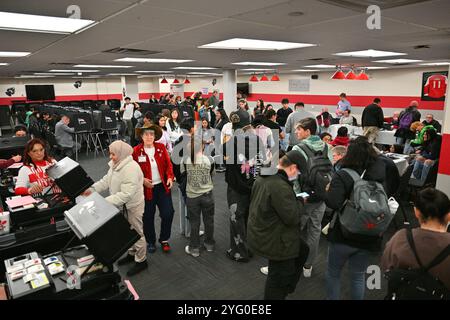 Albuquerque, Usa. November 2024. Studenten der University of New Mexico gaben ihre Stimmzettel am 5. November 2024 in Albuquerque, New Mexico, in einer Wahlstation im Student Union Building der University of New Mexico ab. Die Amerikaner stimmen bei den Präsidentschaftswahlen ab, um den 47. Präsidenten der Vereinigten Staaten zu entscheiden. (Foto: Sam Wasson/SIPA USA) Credit: SIPA USA/Alamy Live News Stockfoto