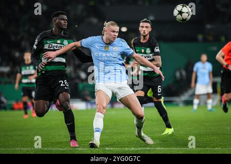 Lissabon, Portugal, Portugal. November 2024. Ousmane DIOMANDE von Sporting und Erling HAALAND von Manchester City während des Spiels der UEFA Champions League, League Phase MD4 zwischen Sporting CP und Manchester City im Estadio Jose Alvalade am 5. November 2024 in Lissabon, Portugal. (Kreditbild: © Matthieu Mirville/ZUMA Press Wire) NUR REDAKTIONELLE VERWENDUNG! Nicht für kommerzielle ZWECKE! Stockfoto