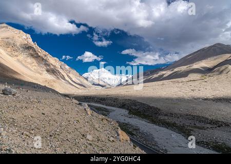 Der Mount Everest vom North Base Camp liegt in Tibet auf 5.150 Metern. Mt. Der Everest ist von der Aussichtsplattform aus deutlich zu sehen und er ist herrlich Stockfoto