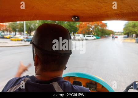 Fahrer in Einem Coco-Taxi in Downtown La Habana (Havanna), Kuba Stockfoto