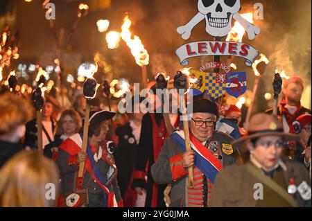 Lewes, Großbritannien. November 2024. Tausende füllen die Straßen von Lewes in East Sussex, um die traditionelle Prozession der Lagerfeuervereine der Stadt zu beobachten, die sowohl an das Schießpulver-Plot als auch an die 17 Protestanten erinnert, die zwischen 1555 und 1557 auf dem Scheiterhaufen in Lewes verbrannt wurden. Stockfoto