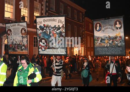 Lewes, Großbritannien. November 2024. Tausende füllen die Straßen von Lewes in East Sussex, um die traditionelle Prozession der Lagerfeuervereine der Stadt zu beobachten, die sowohl an das Schießpulver-Plot als auch an die 17 Protestanten erinnert, die zwischen 1555 und 1557 auf dem Scheiterhaufen in Lewes verbrannt wurden. Stockfoto