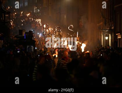 Lewes, Großbritannien. November 2024. Tausende füllen die Straßen von Lewes in East Sussex, um die traditionelle Prozession der Lagerfeuervereine der Stadt zu beobachten, die sowohl an das Schießpulver-Plot als auch an die 17 Protestanten erinnert, die zwischen 1555 und 1557 auf dem Scheiterhaufen in Lewes verbrannt wurden. Stockfoto