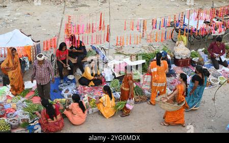 Neu-Delhi, Indien. November 2024. NEW DELHI, INDIEN – 5. NOVEMBER: Die Menschen kaufen pooja-Zutaten für den Vorsprung vor Chhath Puja in der Geeta Colony am 5. November 2024 in Neu-Delhi, Indien. (Foto: Sonu Mehta/Hindustan Times/SIPA USA) Credit: SIPA USA/Alamy Live News Stockfoto