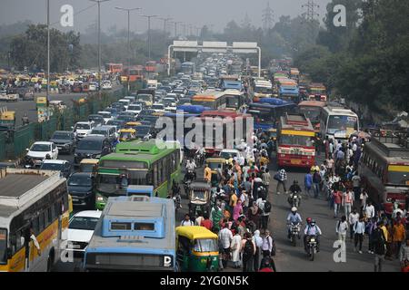 Neu-Delhi, Indien. November 2024. NEW DELHI, INDIEN – 5. NOVEMBER: Ein massiver Stau, der beobachtet wird, wie Menschenmassen in die Züge einsteigen, um ihre Heimatstadt vor dem Festival „Chhath Puja“ am Bahnhof Anand Vihar am 5. November 2024 in Neu-Delhi, Indien, zu erreichen. (Foto: Sanchit Khanna/Hindustan Times/SIPA USA) Credit: SIPA USA/Alamy Live News Stockfoto