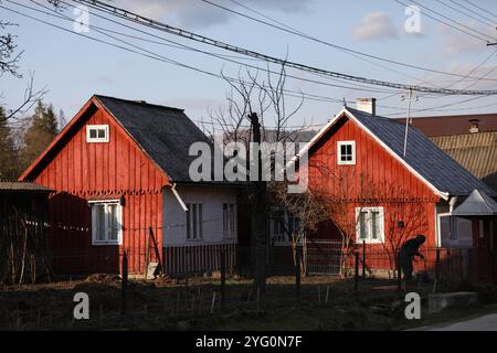 Radauti, Rumänien. April 2022. Das Dorf Putna, in dem sich das Kloster befindet, liegt in einer ländlichen Gegend der rumänischen Karpaten. Nach der Invasion Russlands in die Ukraine im Jahr 2022 fanden zwei ukrainische Familien Zuflucht im orthodoxen Kloster Putna in Rumänien: Iryna B., eine ehemalige Englischlehrerin, ihre Schwiegermutter Natalia, ihre beste Freundin namens Iryna und ihre fünf Kinder. 24 km von der ukrainischen Grenze entfernt, erfüllen sie ihre Tage mit Online-Bildung, Anrufen von Verwandten, Spaziergängen und Gebeten. (Foto: Apolline Guillerot-Malick/SOPA Images/SIPA USA) Credit: SIPA USA/Alamy Live News Stockfoto