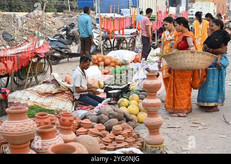 Neu-Delhi, Indien. November 2024. NEW DELHI, INDIEN – 5. NOVEMBER: Die Menschen kaufen pooja-Zutaten für den Vorsprung vor Chhath Puja in der Geeta Colony am 5. November 2024 in Neu-Delhi, Indien. (Foto: Sonu Mehta/Hindustan Times/SIPA USA) Credit: SIPA USA/Alamy Live News Stockfoto