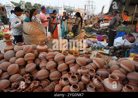 Neu-Delhi, Indien. November 2024. NEW DELHI, INDIEN – 5. NOVEMBER: Die Menschen kaufen pooja-Zutaten für den Vorsprung vor Chhath Puja in der Geeta Colony am 5. November 2024 in Neu-Delhi, Indien. (Foto: Sonu Mehta/Hindustan Times/SIPA USA) Credit: SIPA USA/Alamy Live News Stockfoto