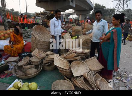 Neu-Delhi, Indien. November 2024. NEW DELHI, INDIEN – 5. NOVEMBER: Die Menschen kaufen pooja-Zutaten für den Vorsprung vor Chhath Puja in der Geeta Colony am 5. November 2024 in Neu-Delhi, Indien. (Foto: Sonu Mehta/Hindustan Times/SIPA USA) Credit: SIPA USA/Alamy Live News Stockfoto