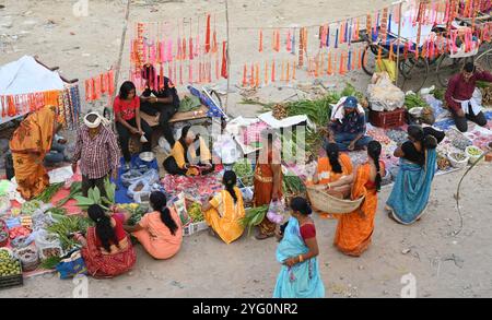 Neu-Delhi, Indien. November 2024. NEW DELHI, INDIEN – 5. NOVEMBER: Die Menschen kaufen pooja-Zutaten für den Vorsprung vor Chhath Puja in der Geeta Colony am 5. November 2024 in Neu-Delhi, Indien. (Foto: Sonu Mehta/Hindustan Times/SIPA USA) Credit: SIPA USA/Alamy Live News Stockfoto