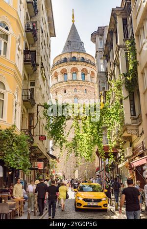 Blick auf den Galata-Turm von einer engen Straße aus, Istanbul Stockfoto