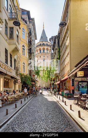 Blick auf den Galata-Turm von einer engen Straße aus, Istanbul Stockfoto