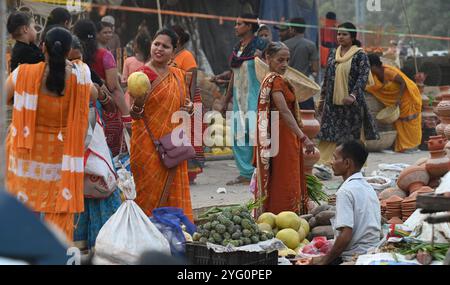 Neu-Delhi, Indien. November 2024. NEW DELHI, INDIEN – 5. NOVEMBER: Die Menschen kaufen pooja-Zutaten für den Vorsprung vor Chhath Puja in der Geeta Colony am 5. November 2024 in Neu-Delhi, Indien. (Foto: Sonu Mehta/Hindustan Times/SIPA USA) Credit: SIPA USA/Alamy Live News Stockfoto