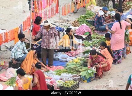 Neu-Delhi, Indien. November 2024. NEW DELHI, INDIEN – 5. NOVEMBER: Die Menschen kaufen pooja-Zutaten für den Vorsprung vor Chhath Puja in der Geeta Colony am 5. November 2024 in Neu-Delhi, Indien. (Foto: Sonu Mehta/Hindustan Times/SIPA USA) Credit: SIPA USA/Alamy Live News Stockfoto