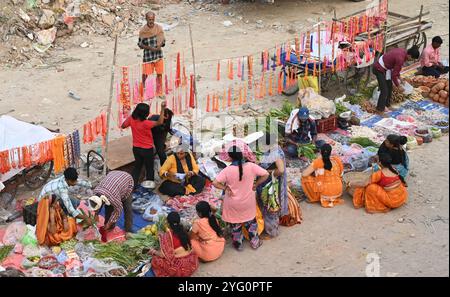 Neu-Delhi, Indien. November 2024. NEW DELHI, INDIEN – 5. NOVEMBER: Die Menschen kaufen pooja-Zutaten für den Vorsprung vor Chhath Puja in der Geeta Colony am 5. November 2024 in Neu-Delhi, Indien. (Foto: Sonu Mehta/Hindustan Times/SIPA USA) Credit: SIPA USA/Alamy Live News Stockfoto