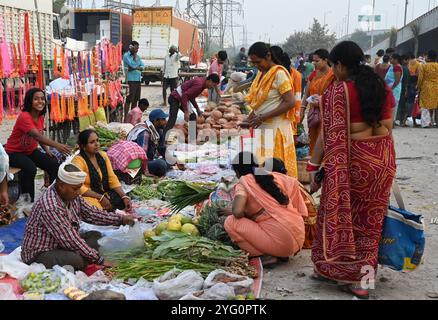 Neu-Delhi, Indien. November 2024. NEW DELHI, INDIEN – 5. NOVEMBER: Die Menschen kaufen pooja-Zutaten für den Vorsprung vor Chhath Puja in der Geeta Colony am 5. November 2024 in Neu-Delhi, Indien. (Foto: Sonu Mehta/Hindustan Times/SIPA USA) Credit: SIPA USA/Alamy Live News Stockfoto