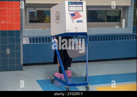New York, Usa. November 2024. NEW YORK, NEW YORK – 05. NOVEMBER: Am National Election Day bei der US-Präsidentschaftswahl 78Q am 5. November 2024 in Long Island City, Queens Borough, New York City, werden Wahlzettel an einer Privatkabine ausgefüllt. Die Wähler werden zwischen dem republikanischen Präsidentschaftskandidaten, dem ehemaligen Präsidenten Donald Trump, und dem Präsidentschaftskandidaten der Demokraten, Kamala Harris, entscheiden, wer der nächste Präsident der Vereinigten Staaten von Amerika sein wird. Quelle: Ron Adar/Alamy Live News Stockfoto