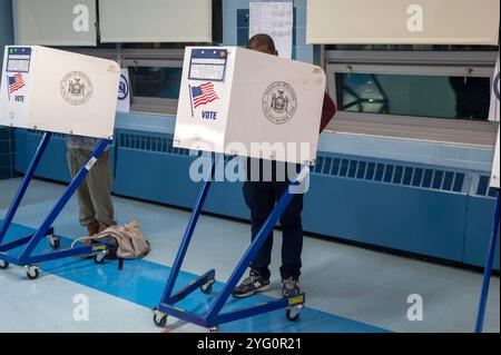 New York, Usa. November 2024. NEW YORK, NEW YORK – 05. NOVEMBER: Am National Election Day bei der US-Präsidentschaftswahl 78Q am 5. November 2024 in Long Island City, Queens Borough, New York City, werden Wahlzettel an einer Privatkabine ausgefüllt. Die Wähler werden zwischen dem republikanischen Präsidentschaftskandidaten, dem ehemaligen Präsidenten Donald Trump, und dem Präsidentschaftskandidaten der Demokraten, Kamala Harris, entscheiden, wer der nächste Präsident der Vereinigten Staaten von Amerika sein wird. Quelle: Ron Adar/Alamy Live News Stockfoto